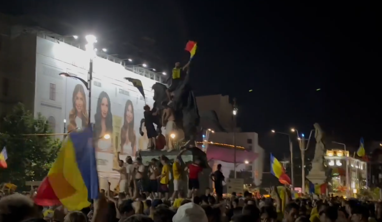 Fanii Naționalei s-au urcat pe statuia lui Mihai Viteazul din Piața Universității pentru a sărbători calificarea la optimile EURO 2024