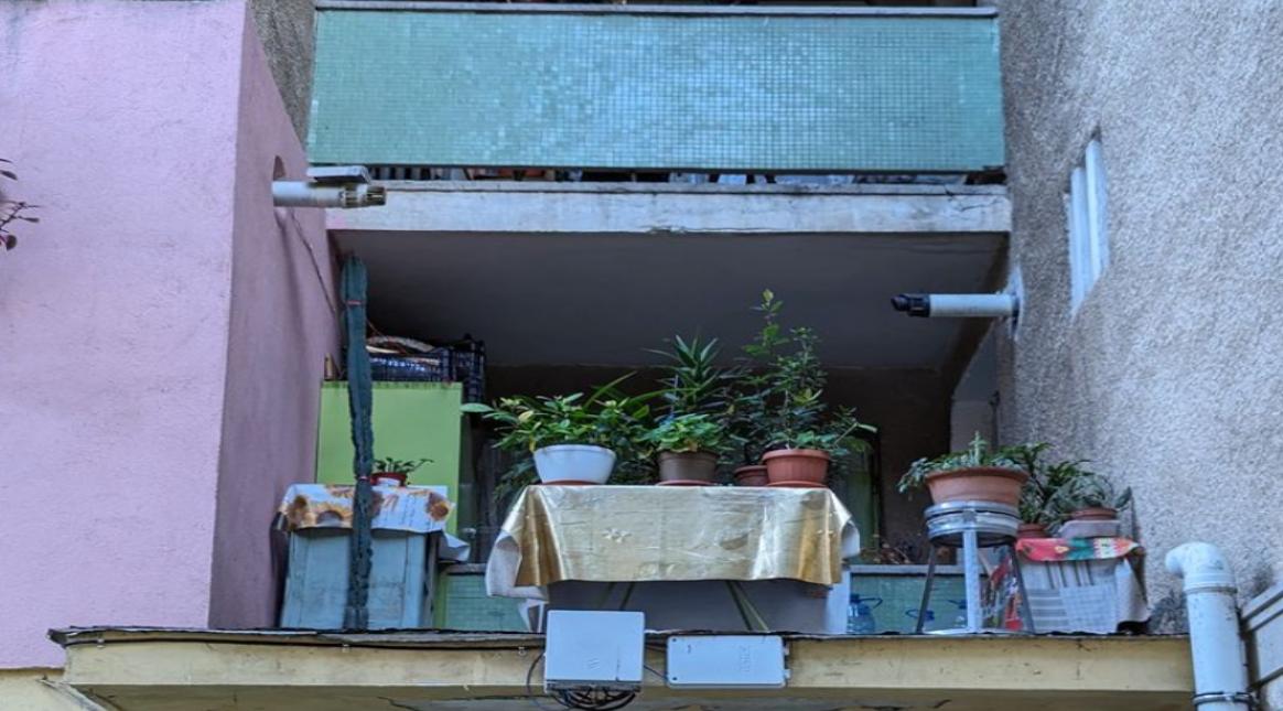 Un locatar din Alba Iulia și-a extins balconul, uimindu-și vecinii. Imaginea, ajunsă pe internet, a devenit VIRALĂ
