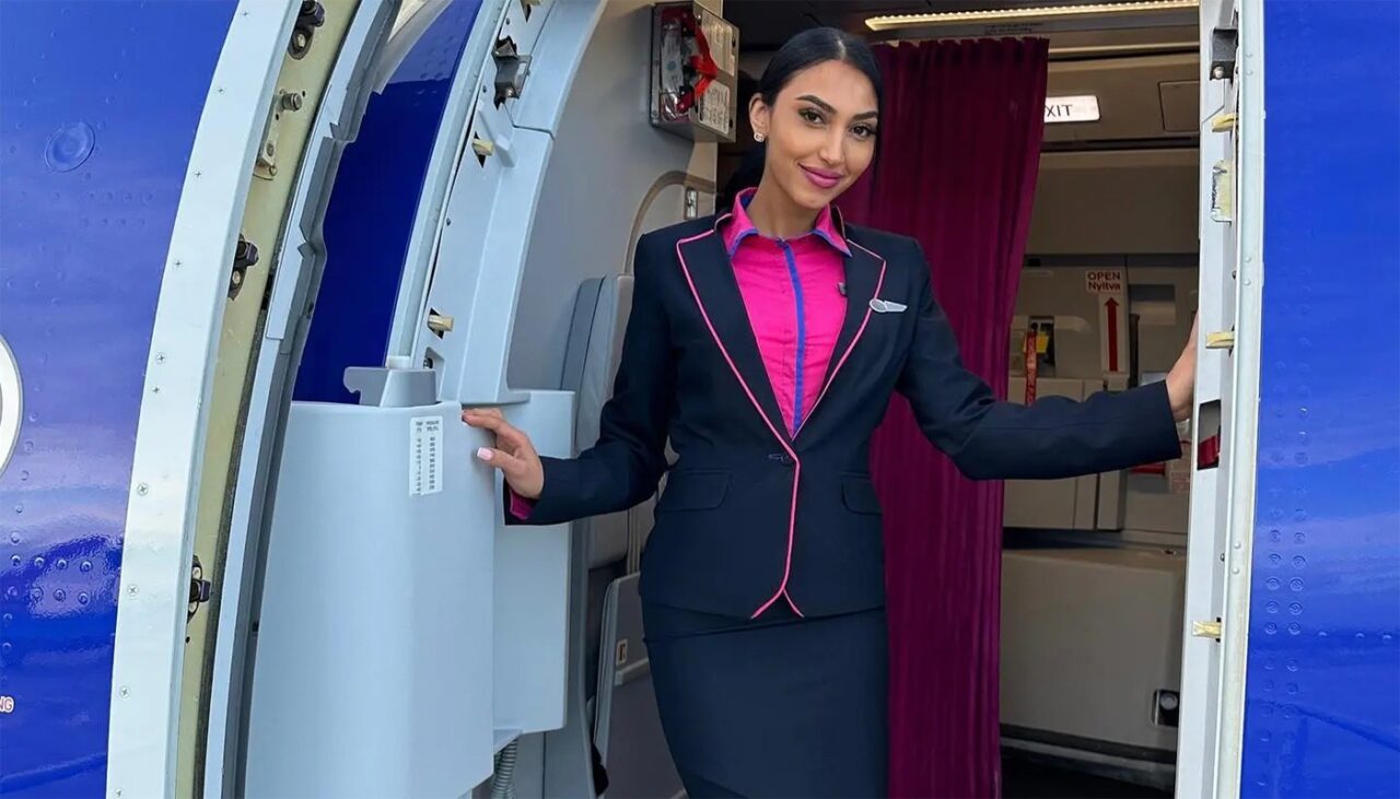 Motivul nebănuit pentru care însoțitoarele de bord salută fiecare pasager în parte, la îmbarcarea în avion. Nu o fac din politețe!