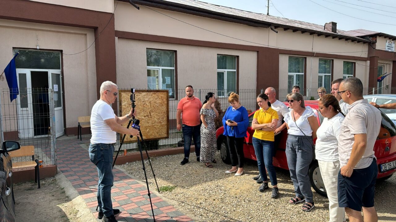 Scandal într-o comună din Dâmbovița. Membrii comisiei electorale ar fi sărit pe fereastră în timpul numărării voturilor. PNL acuză PSD de fraudă