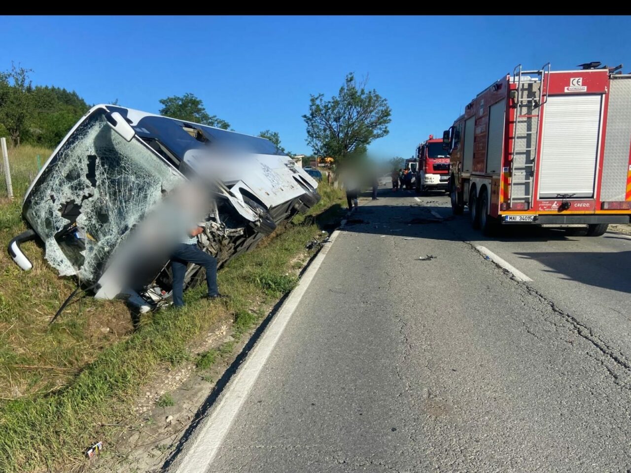 Autocar plin cu elevi care plecau în excursie, implicat într-un grav ACCIDENT în Vâlcea / Un șofer de 22 de ani a murit /Trei copii au ajuns la spital
