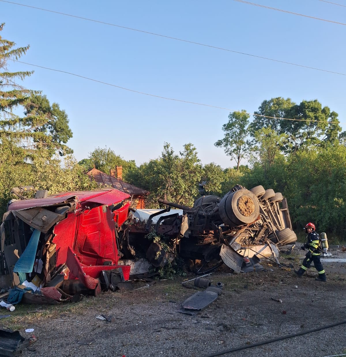 ACCIDENT grav în Argeș. O cisternă cu făină s-a răsturnat într-o curte și a distrus un stâlp de electricitate, după impactul cu un autoturism