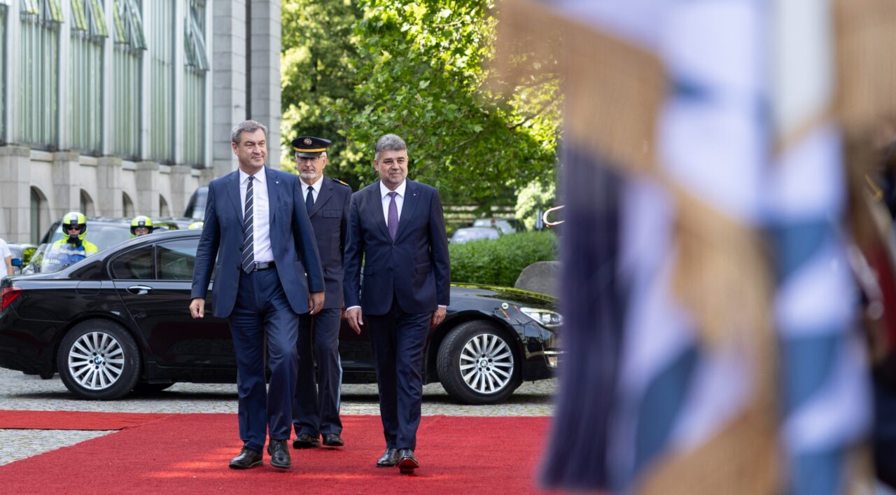 Ciolacu îl invită pe premierul bavarez la Castelul lui DRACULA, într-o noapte cu lună NORMALĂ / Söder: Cred că e suficient dacă mâncăm MICI înainte