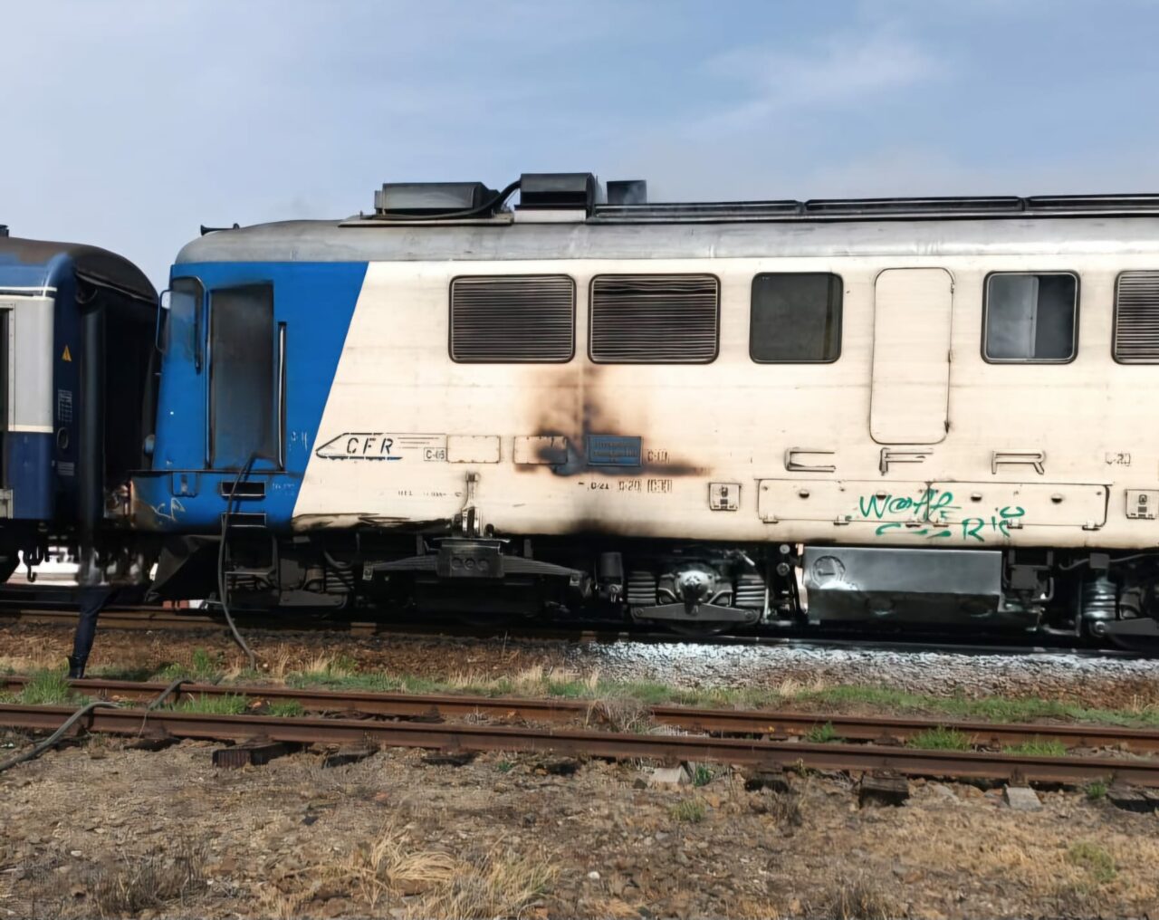 Locomotiva unui tren de călători a izbucnit în FLĂCĂRI, în zona Grădinari. Șase pasageri au avut nevoie de îngrijiri medicale
