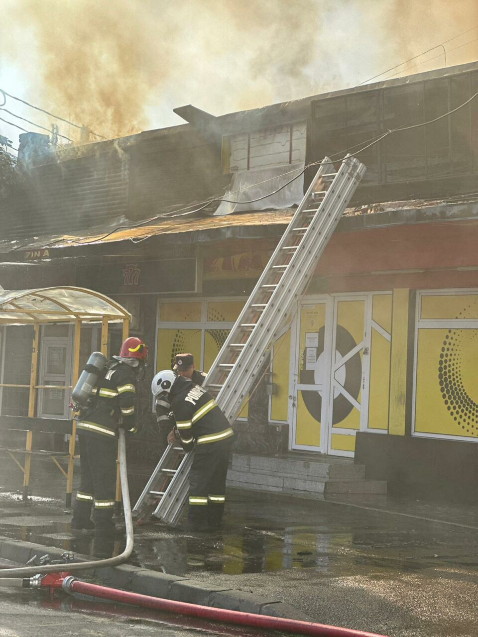 Incendiu la un ansamblu de magazine din Ploiești. A fost emis mesaj RO-ALERT
