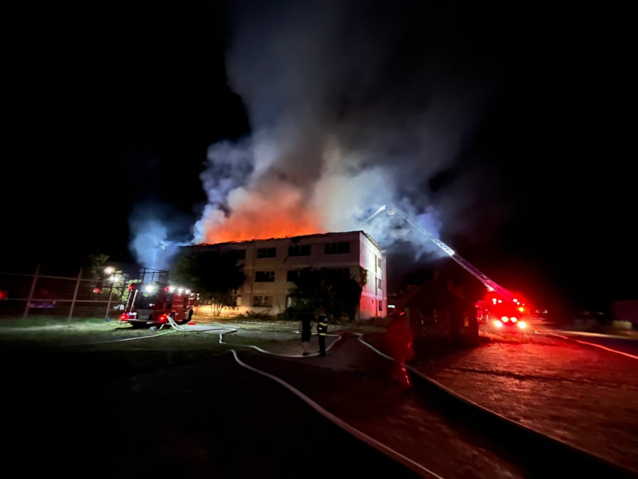 INCENDIU de proporții într-un fost cămin pentru copii cu nevoi speciale din orașul Balș-Olt. De la ce ar fi pornit focul