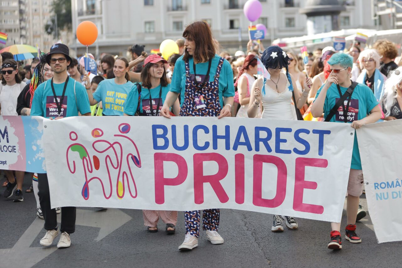 Incidente la Bucharest PRIDE. Mai mulți contramanifestanţi au fost legitimați, unul dus la secție