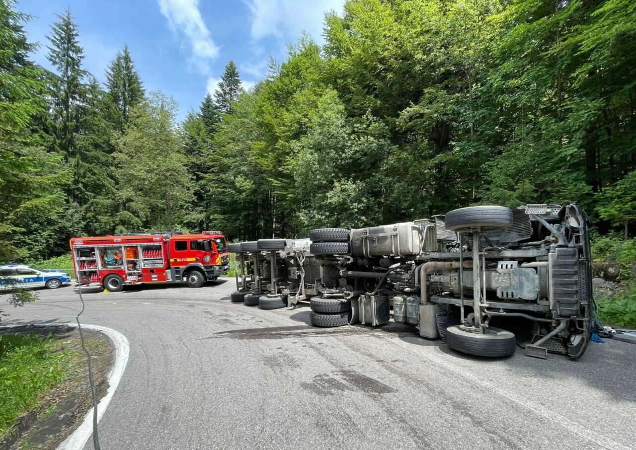 Accidente grave în stațiunea montană Sinaia: Două autoturisme s-au făcut PRAF, iar o basculantă încărcată cu pietre s-a răsturnat