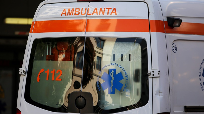 Incident șocant în București. Un PACIENT care era transportat într-o ambulanță a sărit din autospecială și s-a aruncat în Dâmbovița