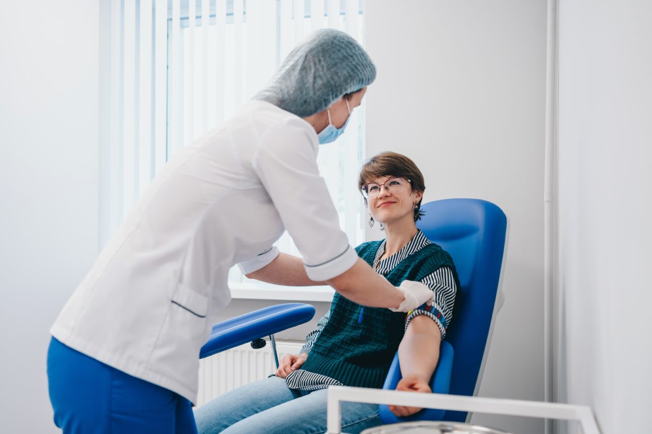 Analize gratuite pentru persoanele neasigurate. De la 1 iulie, vor putea beneficia de analize DECONTATE persoanele suspecte de cancer sau de SIDA