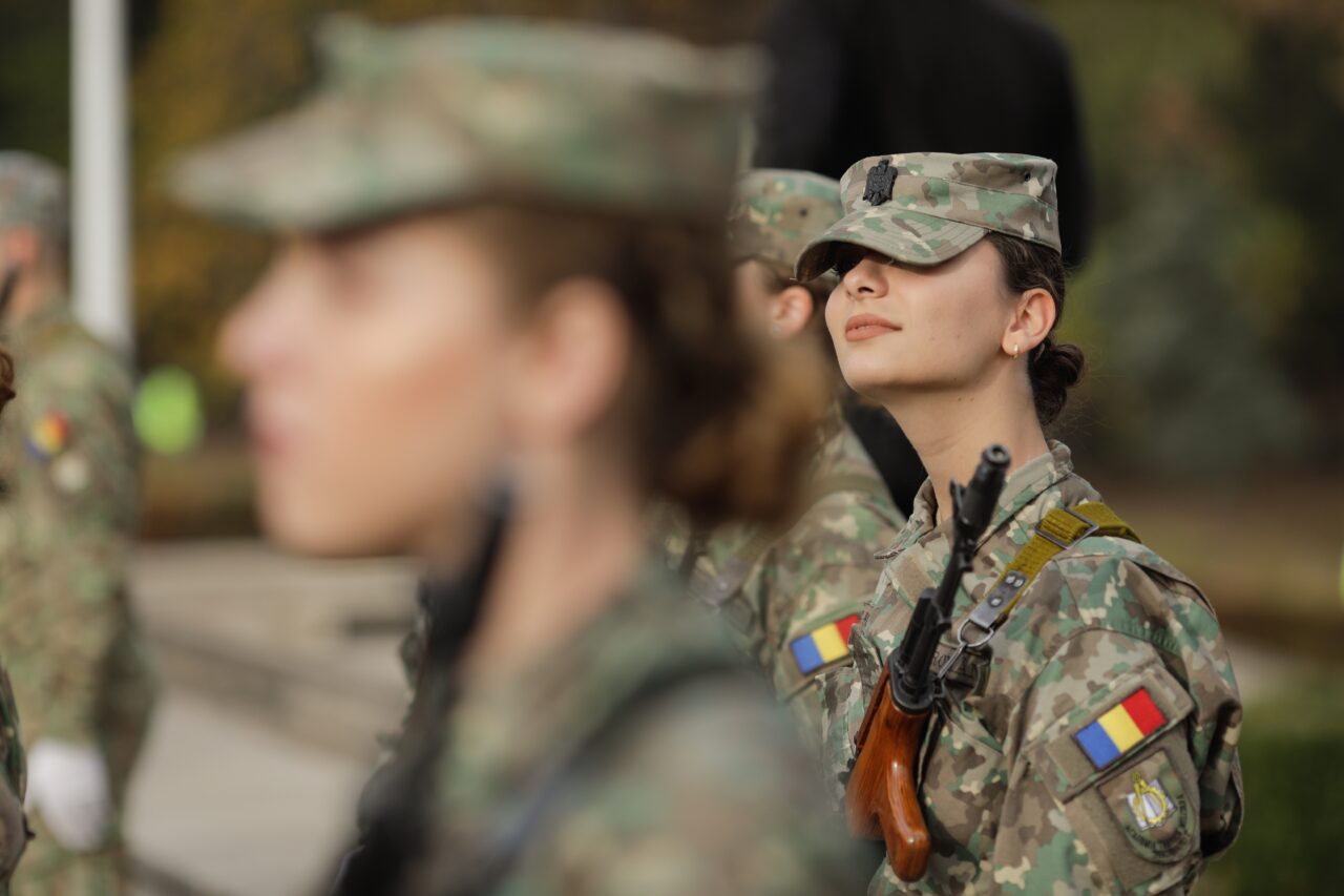 Încrederea în ARMATĂ a scăzut. Aproape 40% dintre români cred că forțele militare naționale nu vor face față unui conflict cu Rusia