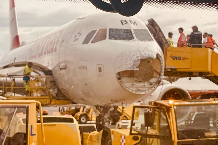 Clipe de PANICĂ la bordul unui avion care urma să aterizeze la Viena: Botul aeronavei s-a rupt și parbrizul a fost spart din cauza grindinei
