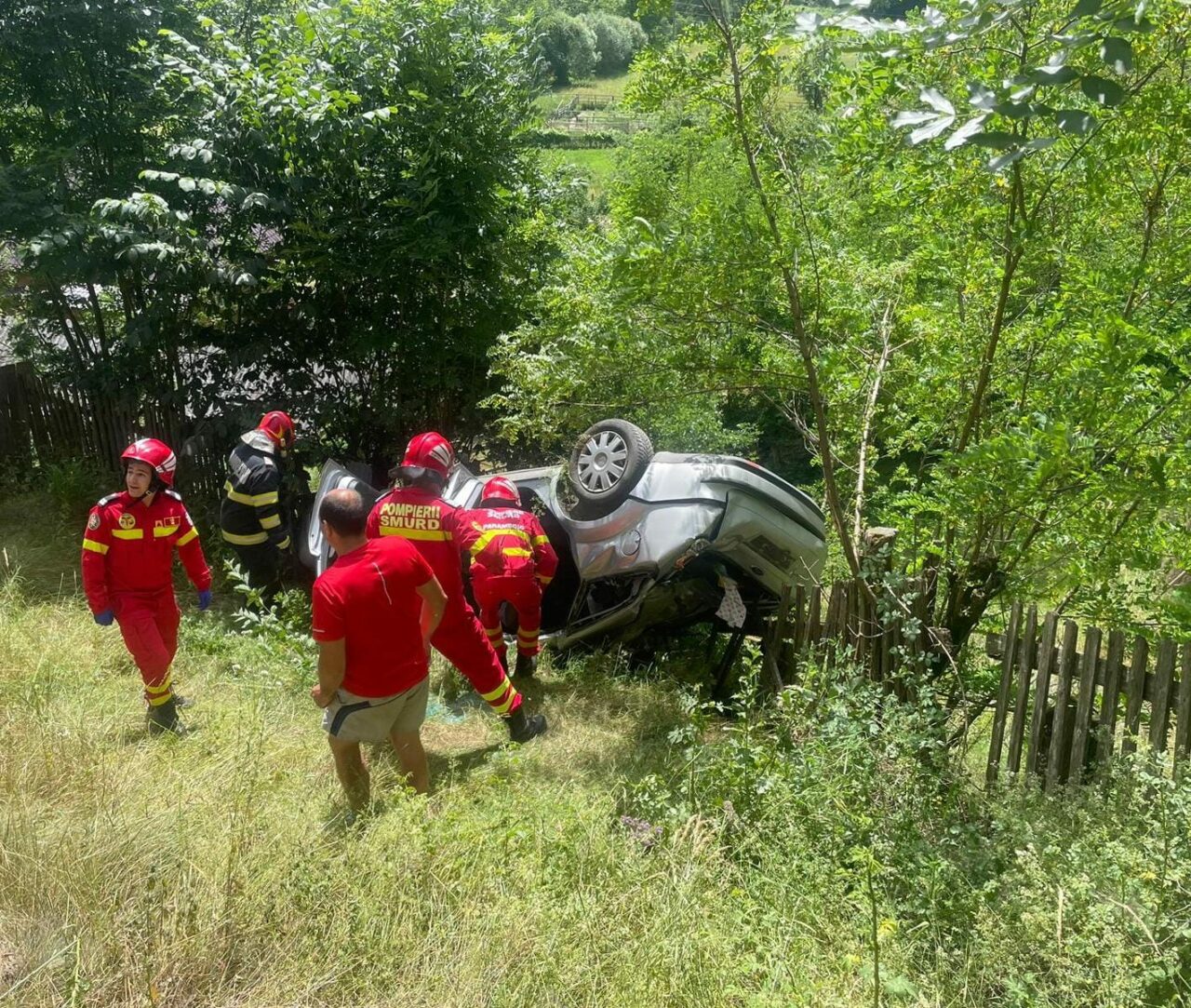 Accident grav în Alba. Doi oameni au MURIT după ce autoturismul în care se aflau a ajuns într-o râpă
