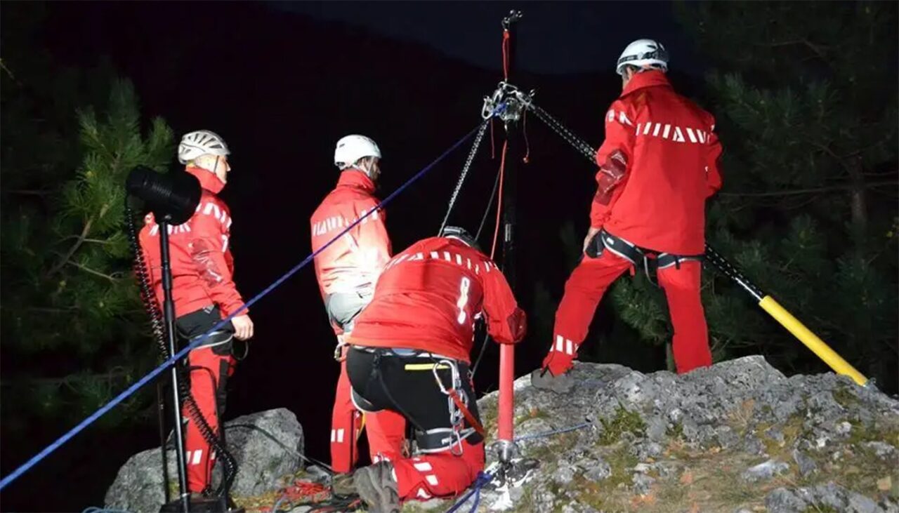 Un bărbat din Prahova a sunat la 112, spunând că a CĂZUT într-o râpă. Ce a urmat, după căutări, i-a uimit pe salvatori