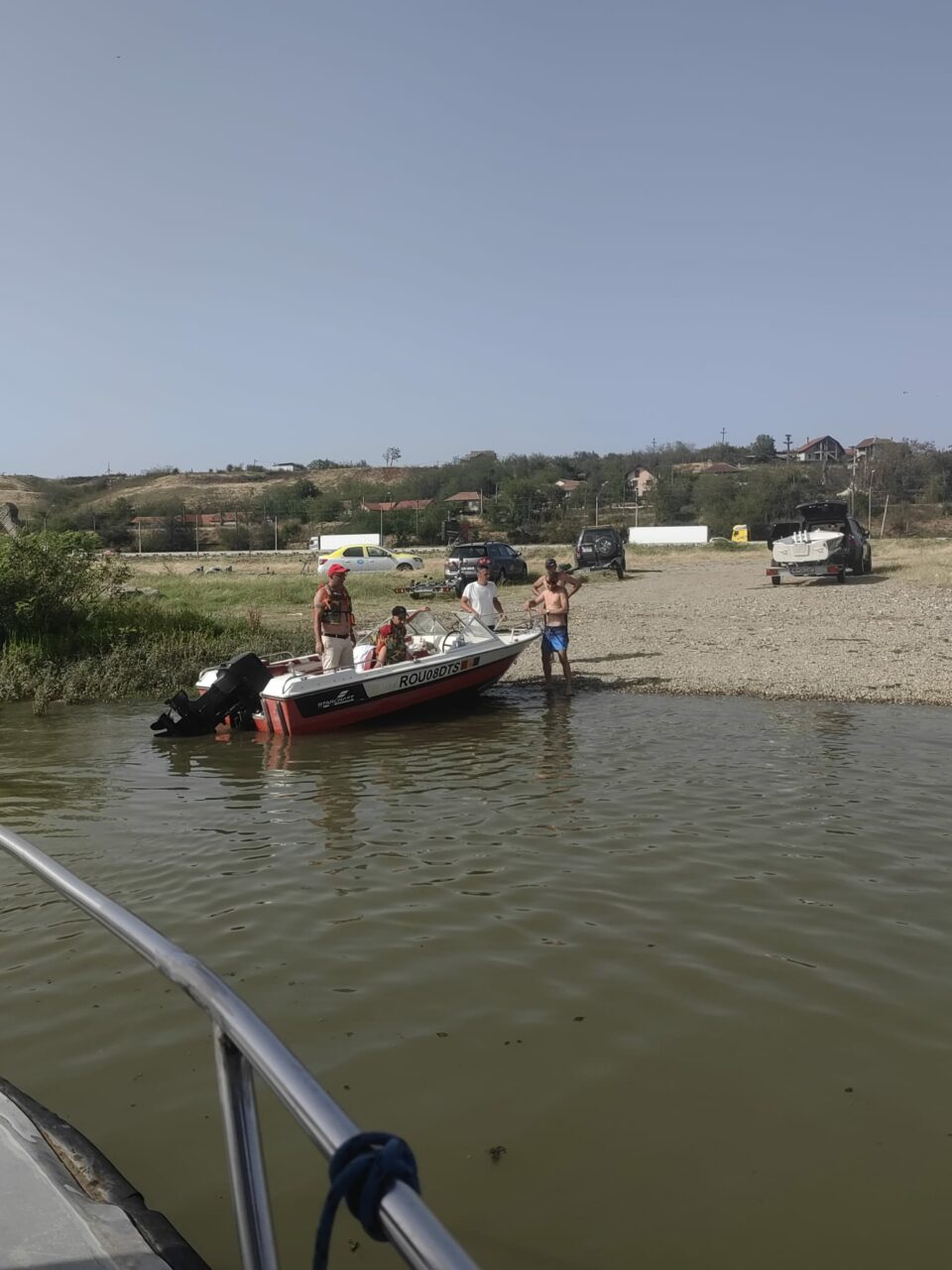 MISIUNE grea pentru polițiștii de frontieră din Mehedinți. Mai multe persoane aflate cu barca pe Dunăre nu au mai putut ajunge la mal