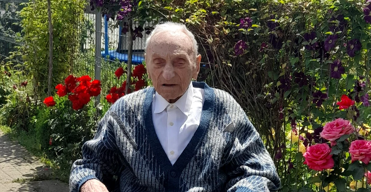 Alimentul neobișnuit pe care îl consumă cel mai BĂTRÂN veteran de război din lume! Bătrânul are 111 ani!