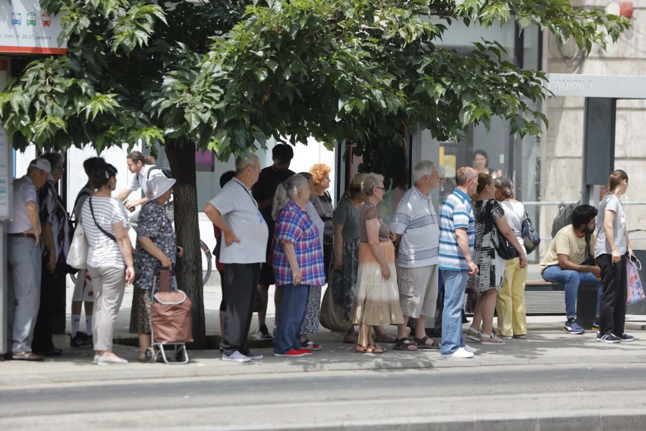 Constructorii muncesc ca-n IAD. Temperatura asfaltului este egală cu cea din termometre