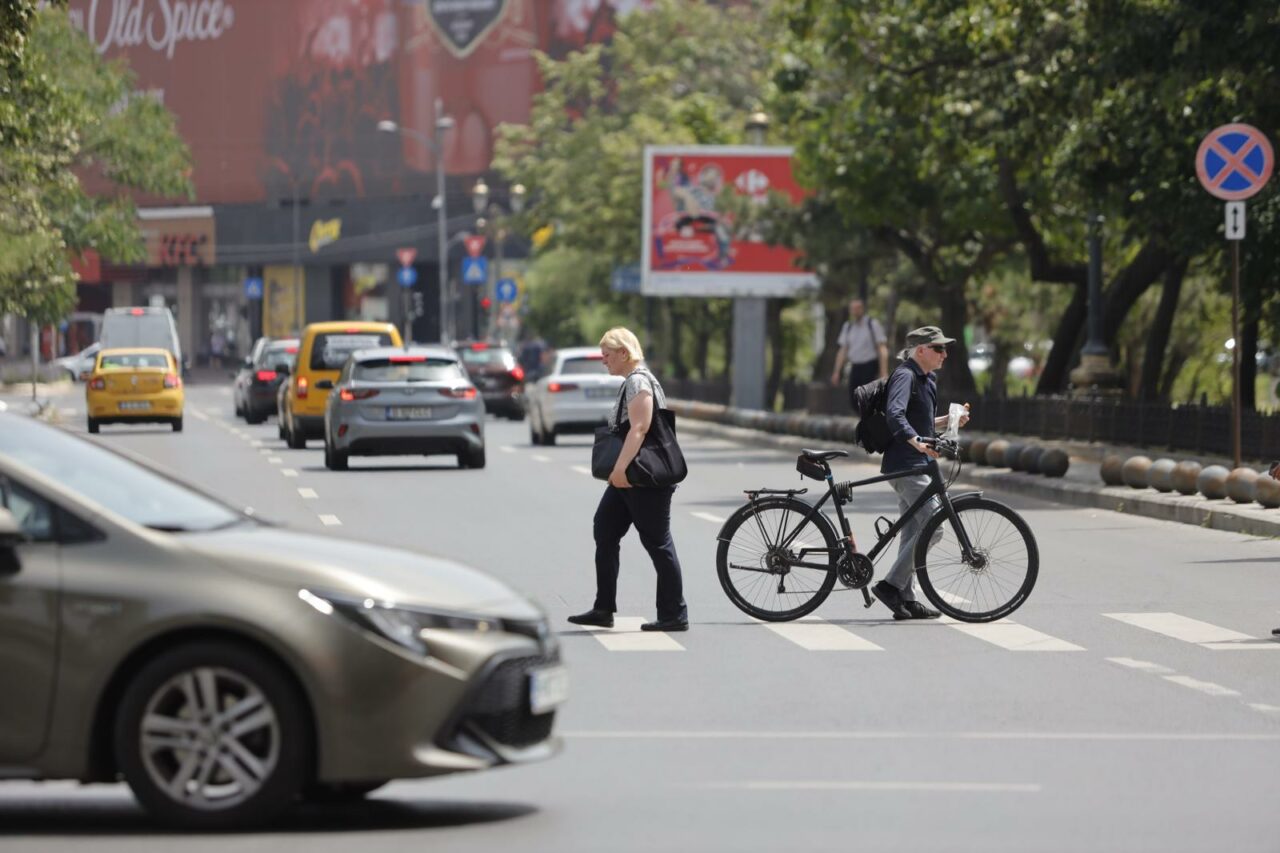 Prognoza ANM: Codul roşu de caniculă se extinde luni şi marţi în trei sferturi din țară, inclusiv pe litoral / Harta zonelor afectate