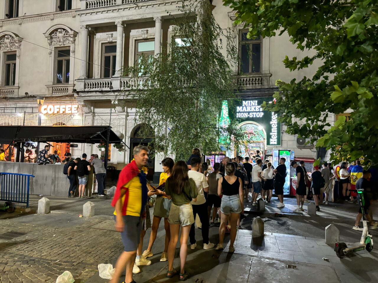 Asaltul suporterilor la supermarket. Berea s-a EVAPORAT din magazinele din București. În Centru au reapărut, miraculos, vata pe băț și porumbul fiert!