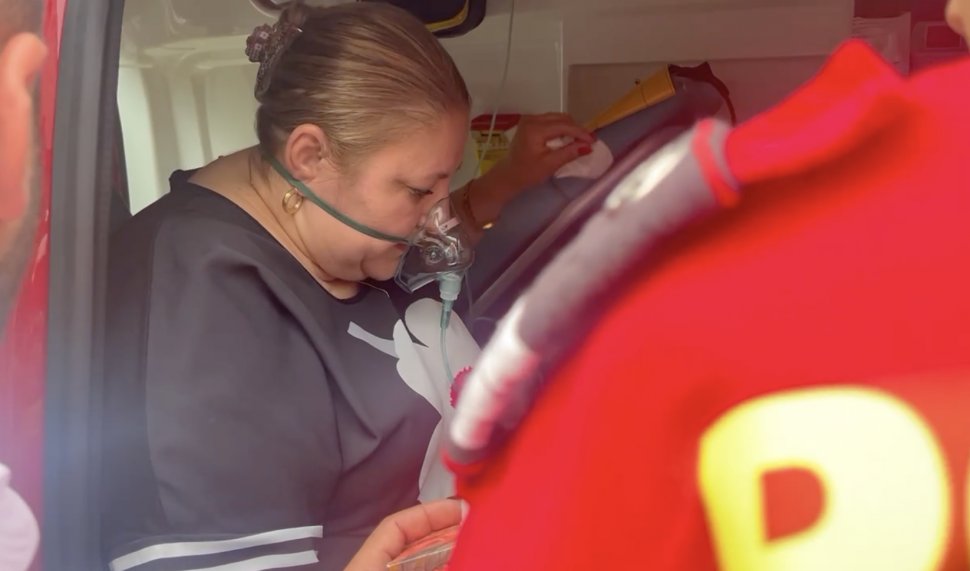 Diana Șoșoacă a chemat AMBULANȚA, după ce i s-a făcut rău în fața unui sediu cu buletine de vot din sectorul 3. Anterior, ea se certase cu jandarmii