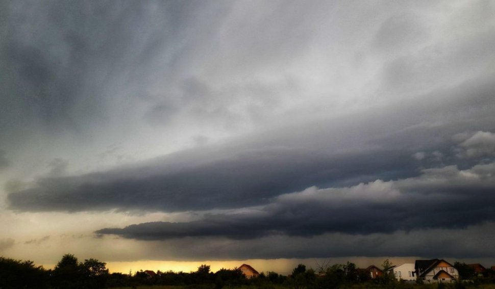Alertă meteo în VEST. COD ROȘU de FURTUNĂ în Arad şi Bihor. Vijelii, fulgere și grindină
