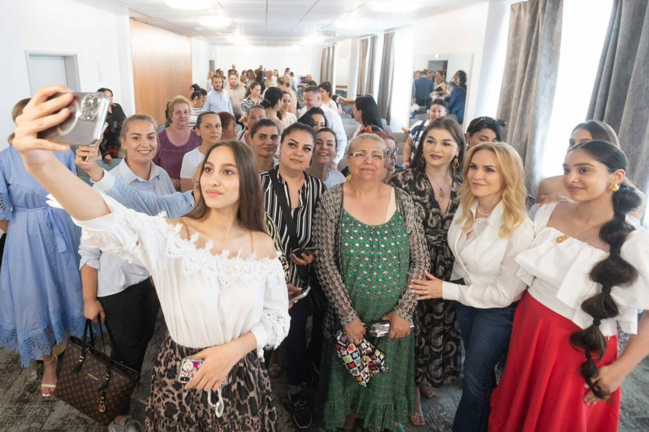 Gabriela Firea, MESAJ de susținere pentru femeile rome: ,,Au aceleași drepturi ca noi, toate celelalte femei din România”