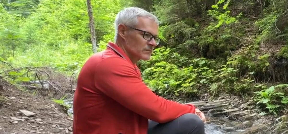 Un ghid francez, îndrăgostit de ROMÂNIA, îi aduce pe turişti să viziteze o cascadă din Bucovina: „Mi-a făcut o impresie extraodinară”