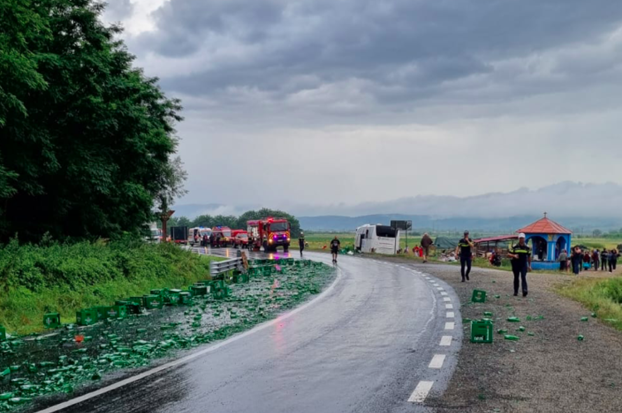 ACCIDENT grav pe DN1. Autocar cu 57 de pasageri, lovit de un autocamion. Planul Roșu de Intervenții, activat