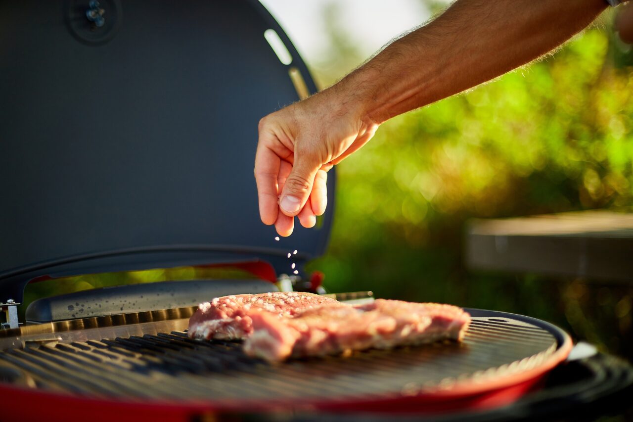 Iată alimentele care nu trebuie să fie consumate în perioadele caniculare de vară. Ce spune un nutriționist despre consumul de mititei la 35°C