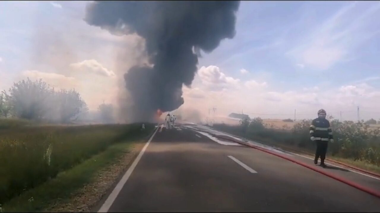Imagini terifiante. Un șofer a fost CARBONIZAT în urma unui impact cu o cisternă! Ambele vehicule au ars până la fier