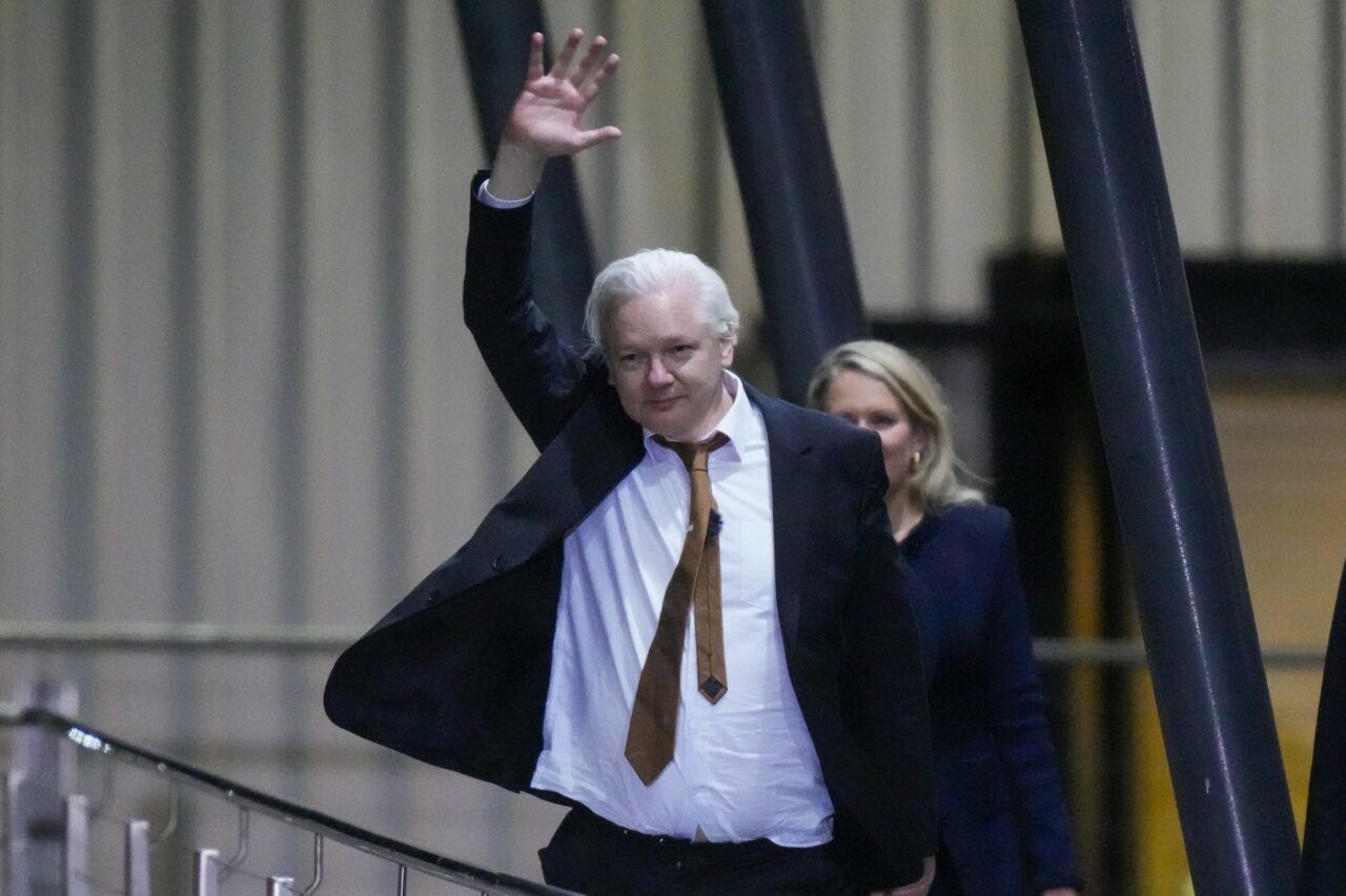 Julian Assange s-a întors în Australia, ca OM LIBER. Acum un deceniu era unul dintre cei mai căutați oameni de pe planetă