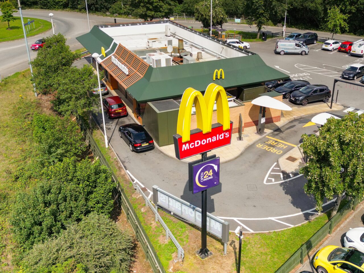 McDonald’s concediază AI. Clienții s-au plâns că le procesesa comenzi bizare, precum meniuri de înghețată cu bacon