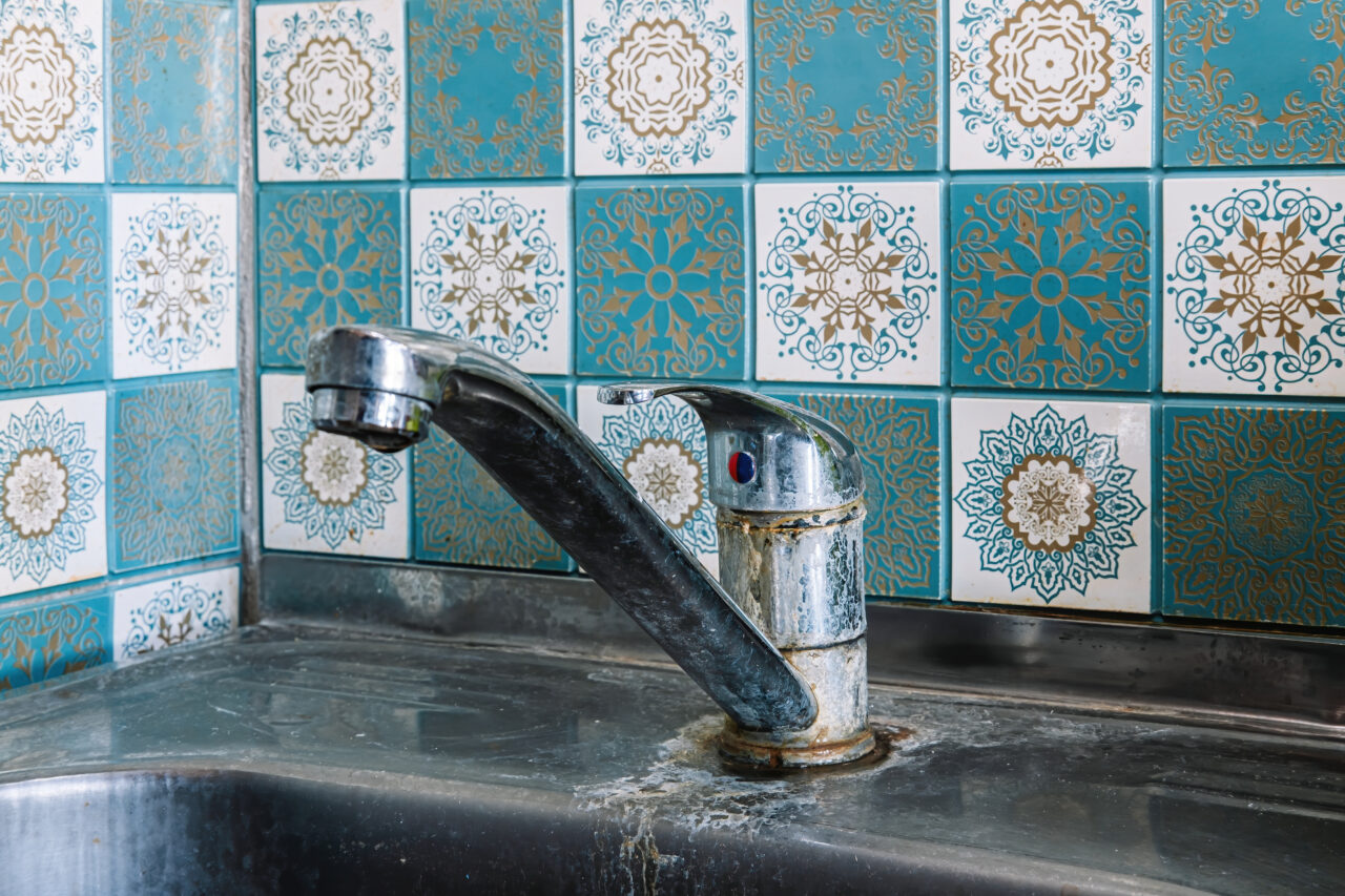 Cu ce este recomandat să speli bateriile din baie și bucătărie. Soluția simplă, accesibilă și ECO