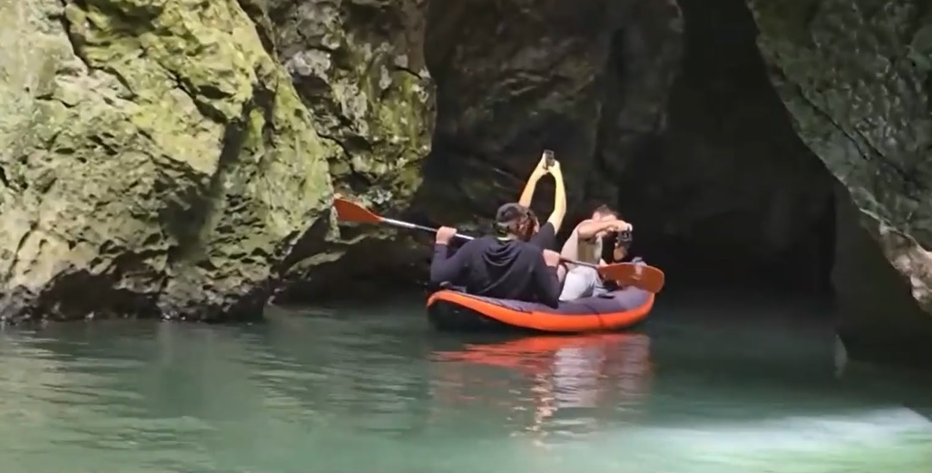 Imagini RARE au fost surprinse într-una dintre cele mai mari peșteri din România, care poate fi explorată doar cu barca