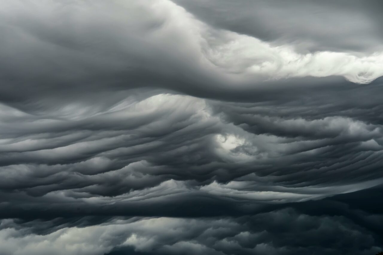 Fenomen meteo spectaculos în România! Cum arată o furtună SUPERCELULARĂ