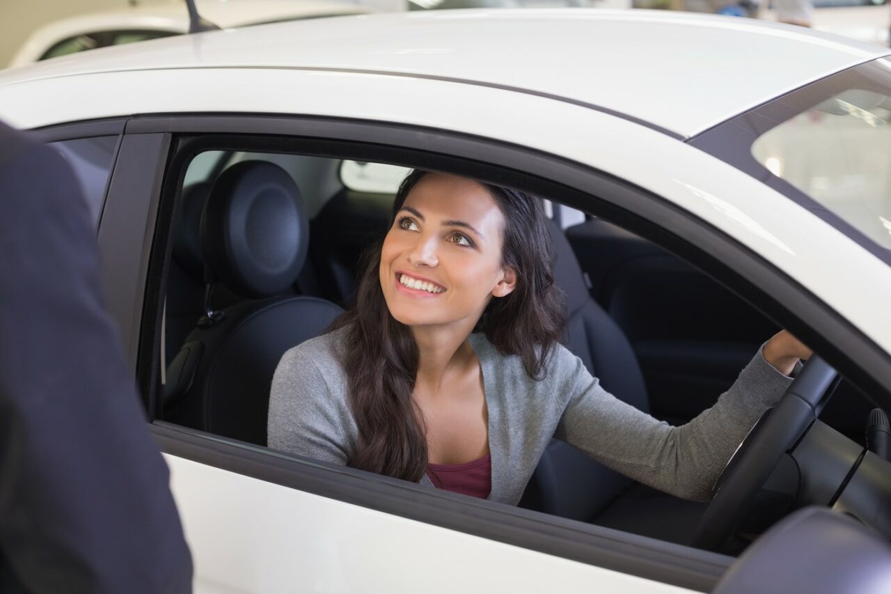 Atenție, ȘOFERI! Este interzis să faci acest lucru dacă deții un permis de conducere