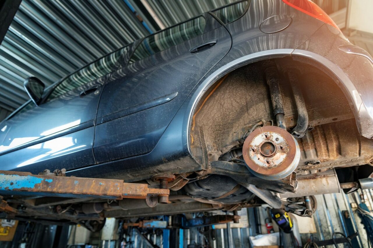 Vești proaste pentru șoferi. Prețul PIESELOR auto au explodat. Cât costă acum să schimbi un parbriz pentru Dacia Logan