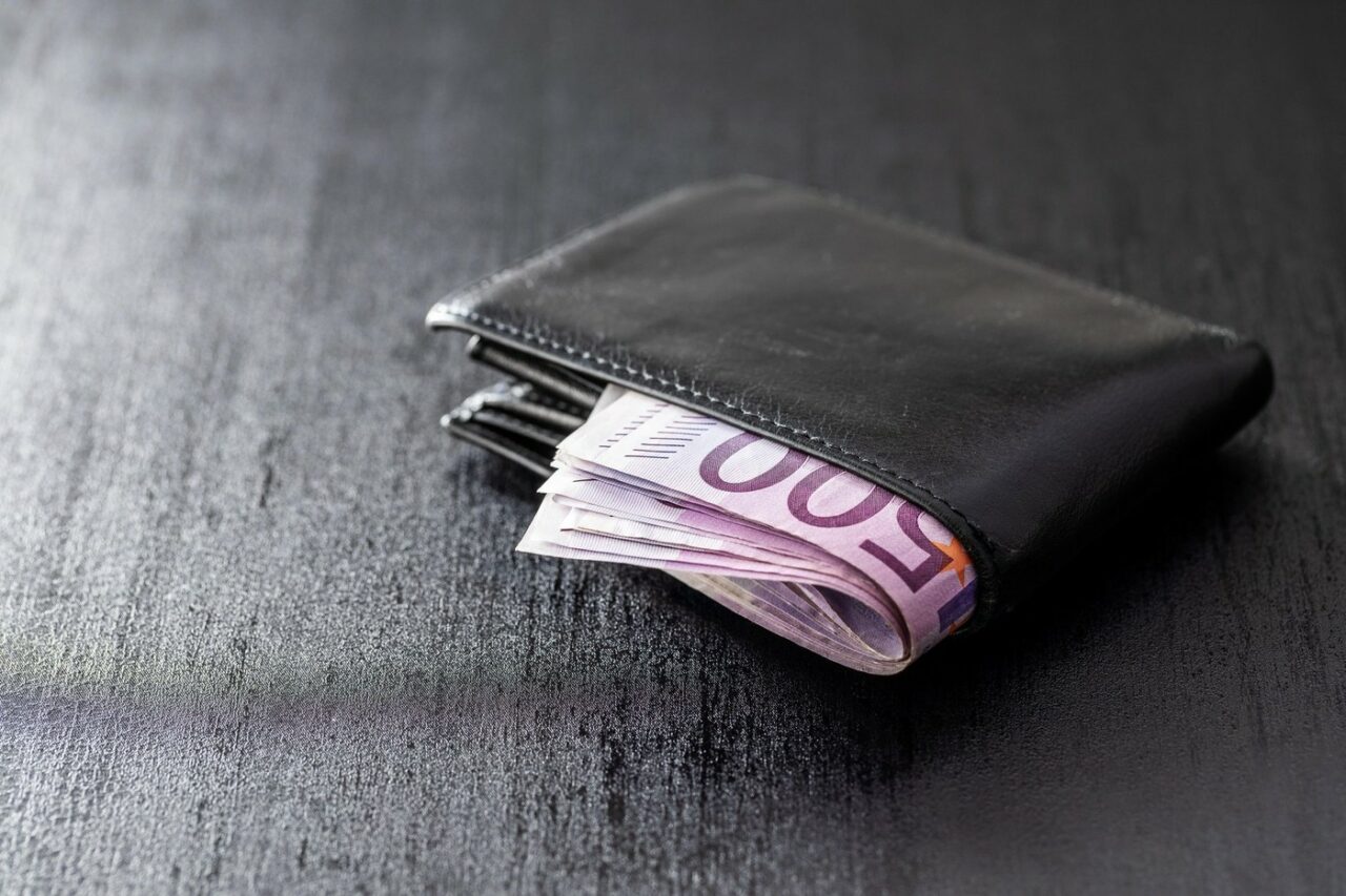 Un gest de ONESTITATE i-a transformat total viața unui om fără adăpost după ce a găsit un portofel cu 2.000 de euro într-un tren