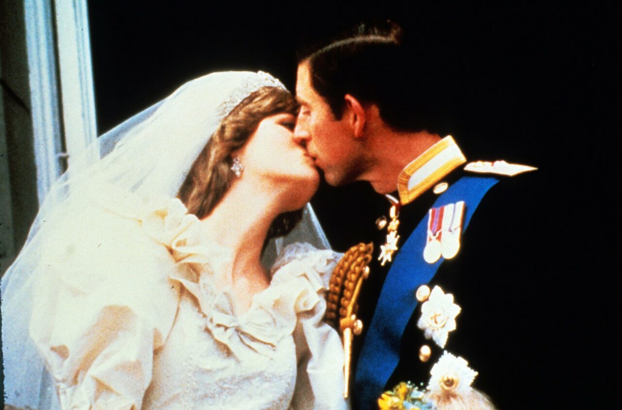 Un cititor de buze a dezvăluit ce i-a șoptit regina Elizabeth a II-a prințesei Diana în ziua nunții sale cu viitorul rege Charles al III-lea