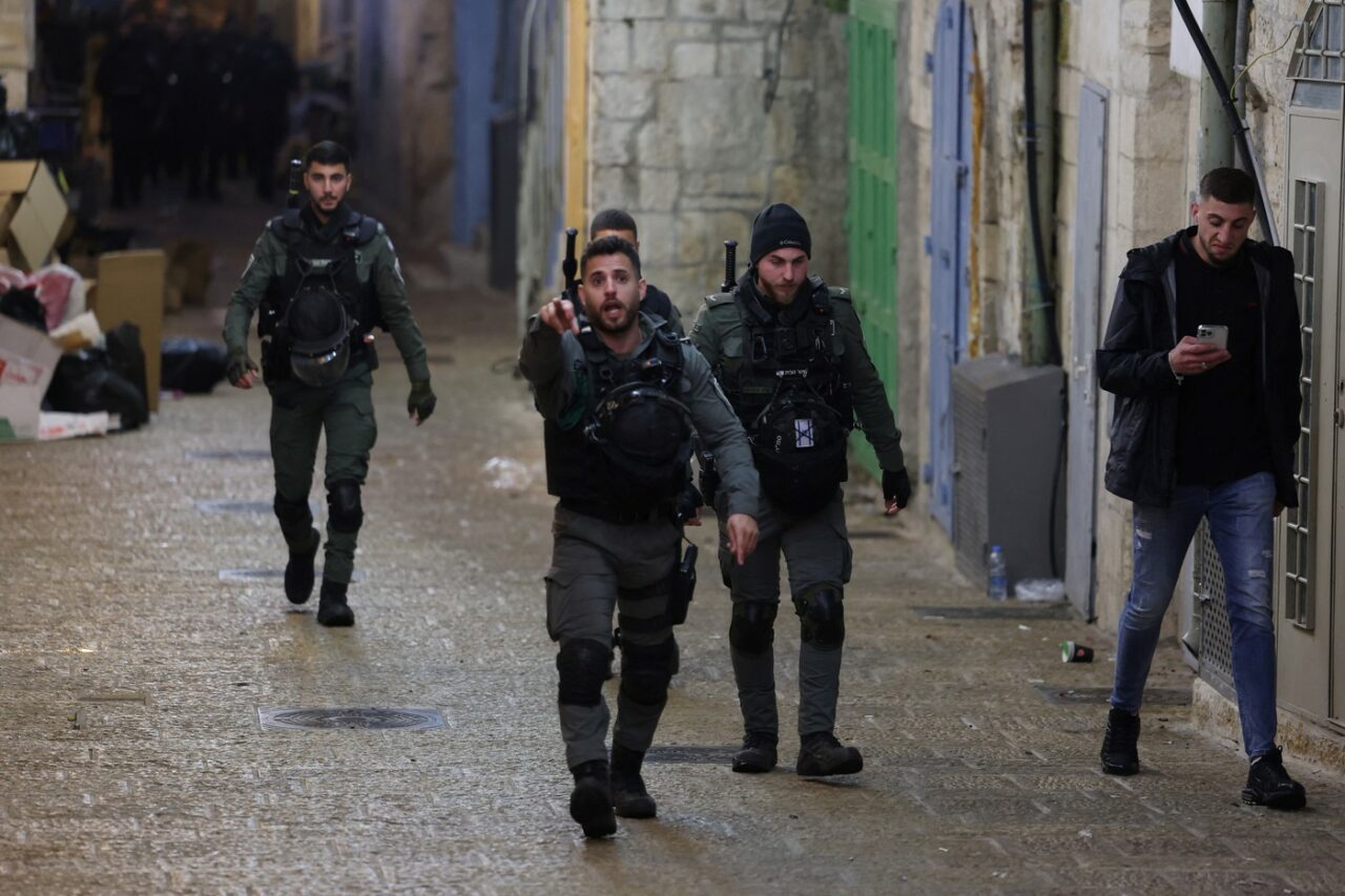 Palestinian care a încercat să comită un atac, împușcat în IERUSALIM /Hezbollah a lansat sute de rachete spre Israel
