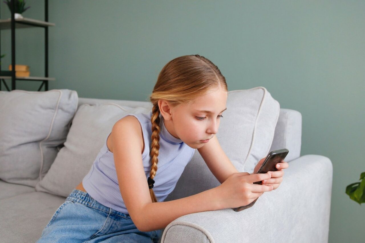 DEPENDENȚA de social media la copii și adolescenți poate duce la modificări cerebrale și probleme de sănătate mintală