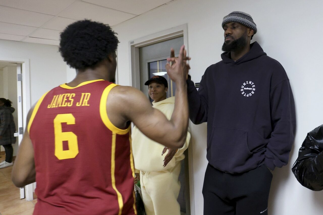 Premieră în NBA: tatăl și fiul vor juca în aceeași echipă. LeBron James îl aduce pe Bronny la Lakers