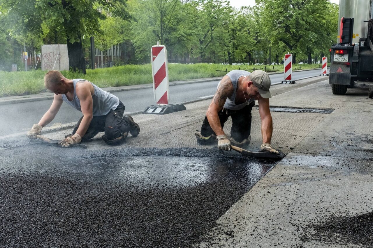 ANGAJATORII, obligați să asigure condiții speciale de muncă pentru angajați pe timp de caniculă. Cum și de când se aplică?