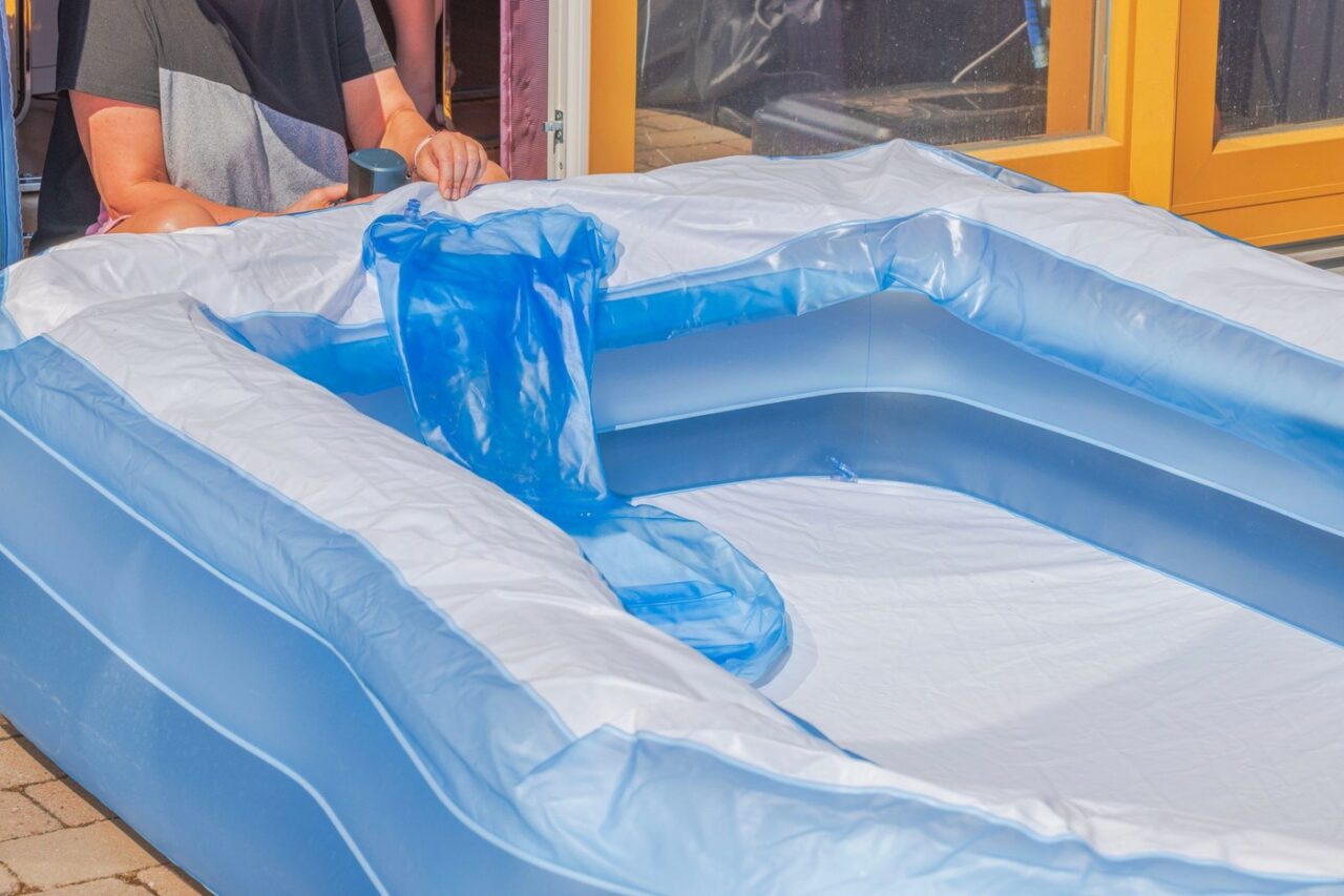 IML „face lumină” în tragedia de la Cluj în care un o familie a murit ELECTROCUTATĂ lângă o piscină gonflabilă. Detaliul care le-a adus moartea