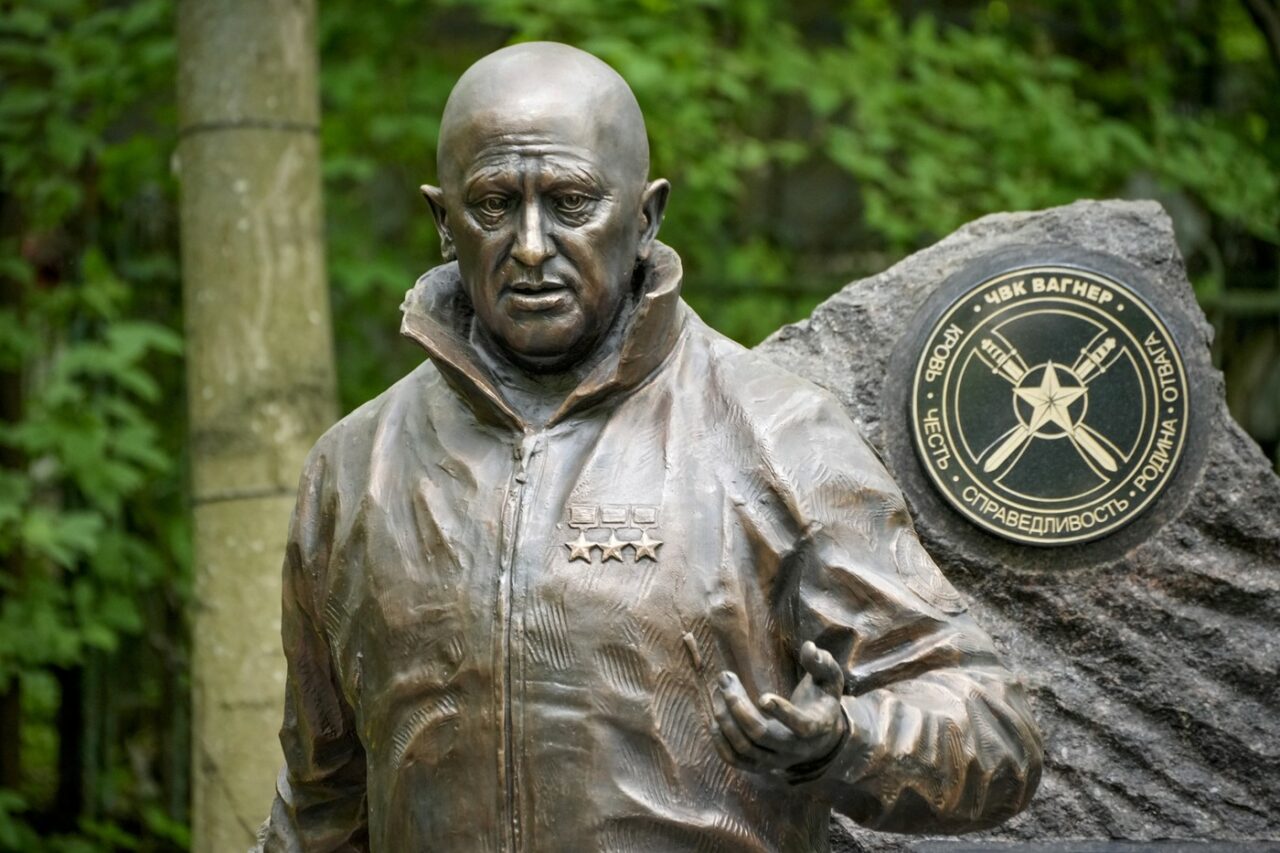 La mormântul lui Prigojin, o STATUIE din bronz dedicată fondatorului grupării Wagner a fost dezvelită