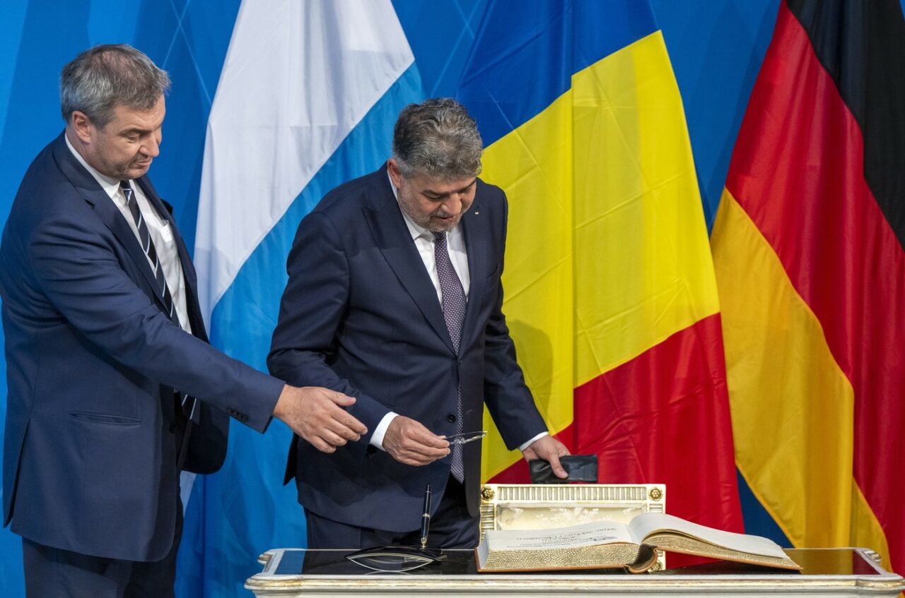 Cadoul culinar inedit marca „La Cocoșatu” adus de Marcel Ciolacu omologului său bavarez Markus Soder: Nu se mai apropie vampirii de noi