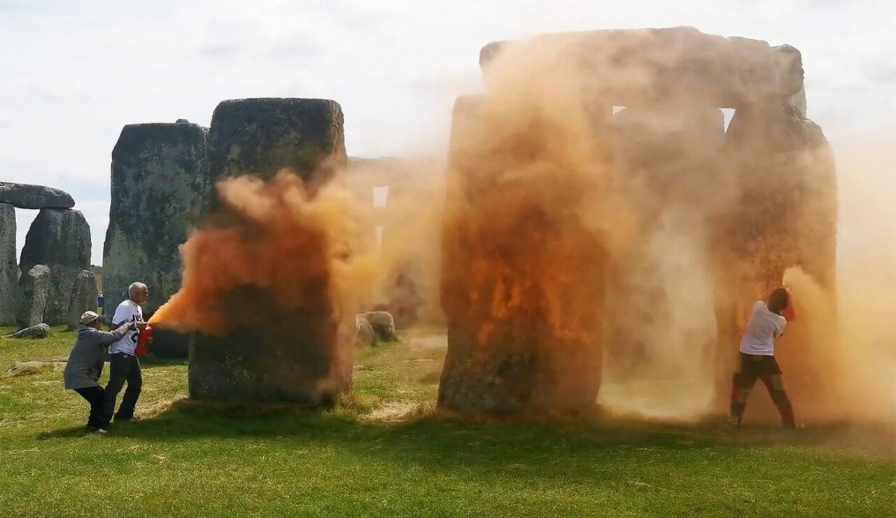 Monumentul preistoric Stonehenge din sudul Angliei, VANDALIZAT cu vopsea portocalie. Ce motiv au invocat protestatarii