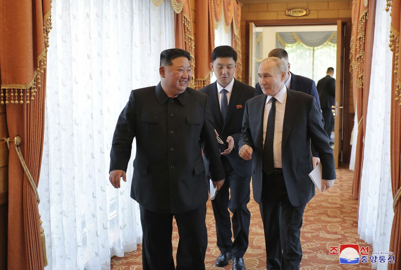 Uniți în IZOLARE, Putin și Kim Jong Un vor să „fenteze” sancțiunile. „Un risc pentru ordinea mondială, acrobațiile retorice nu justifică acțiunile”