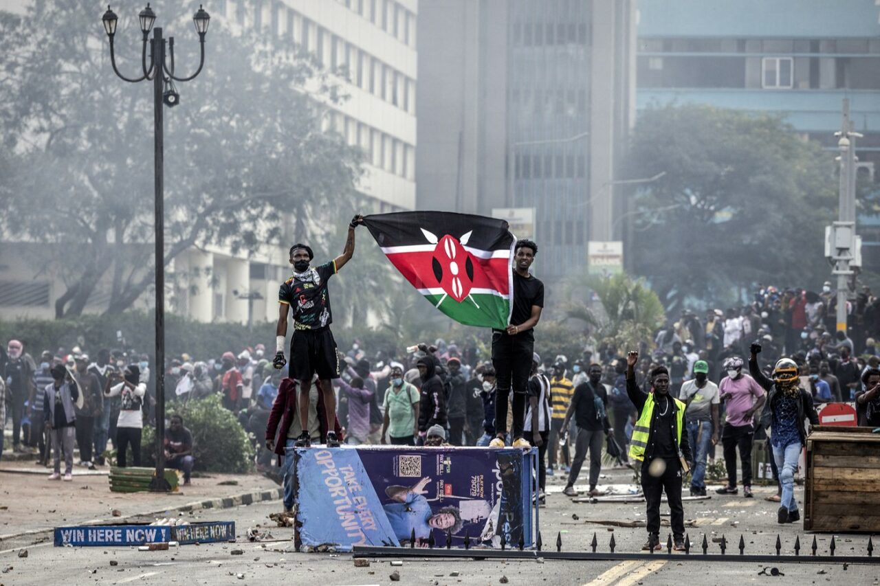 Proteste violente în Kenya împotriva creșterii impozitelor. Mai mulți civili au fost UCIȘI de forțele de ordine
