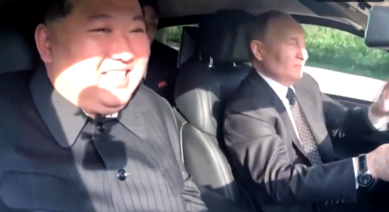 Noi imagini cu Putin și Kim Jong Un, în timp ce conduc alternativ limuzina rusească blindată